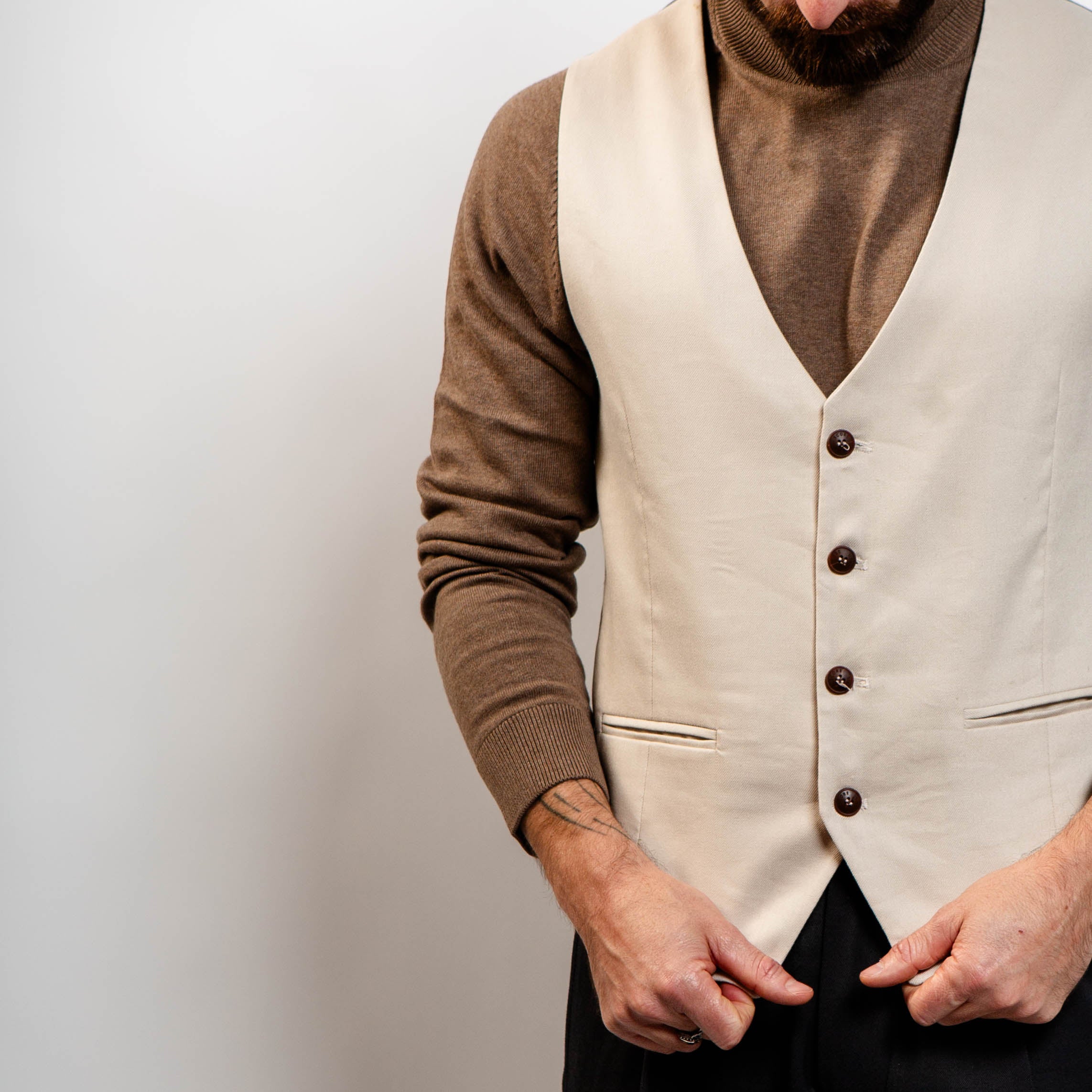 Slim fit beige vest with brown buttons
