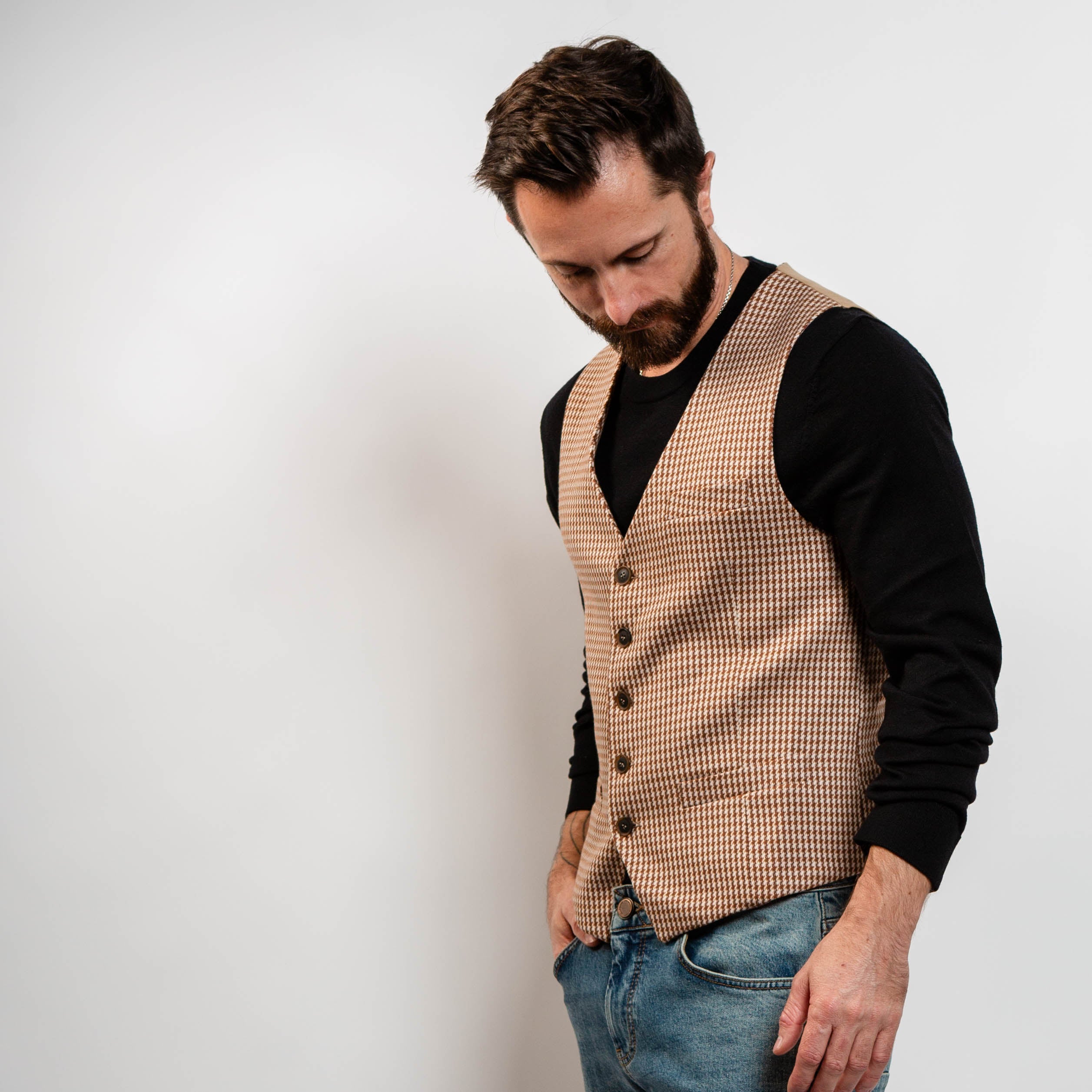 Slim fit vest with classic houndstooth pattern