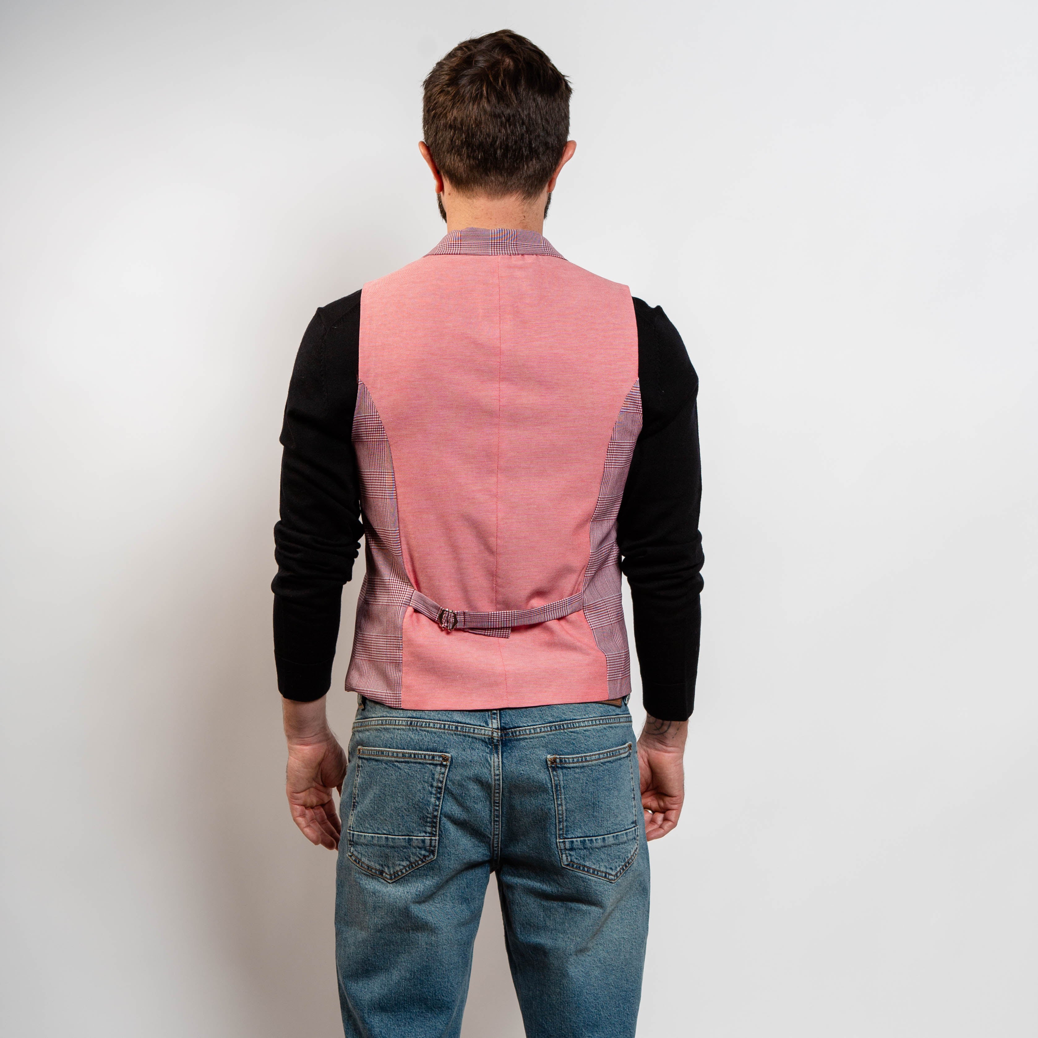 Tailored red vest for men with contrast buttons